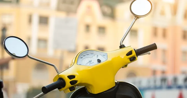 Consegna la posta in scooter e cade per una buca: viene multata