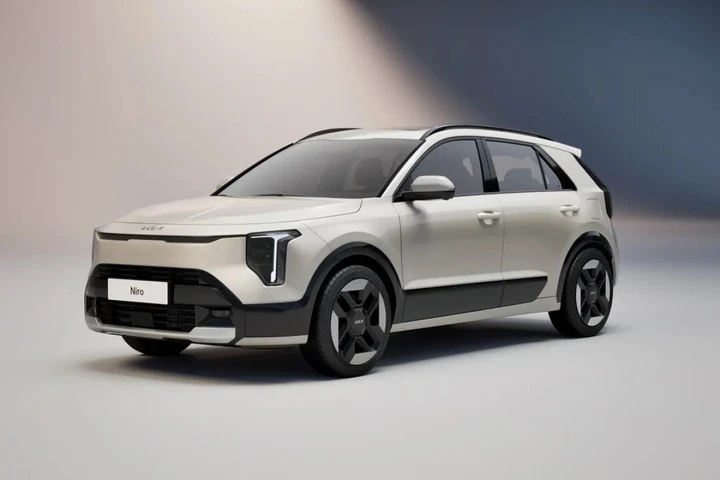Kia Niro restyling 2026: nuovo look Opposites United e plancia panoramica
