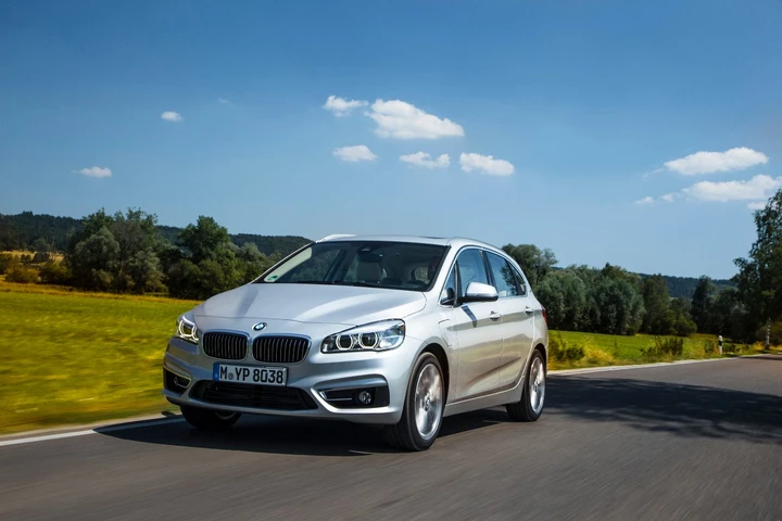 Bmw 225 xe: immagini ufficiali