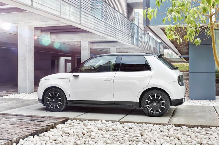 Auto a trazione posteriore: Honda e