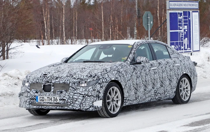 Nuova Mercedes Classe C ibrida: le foto spia