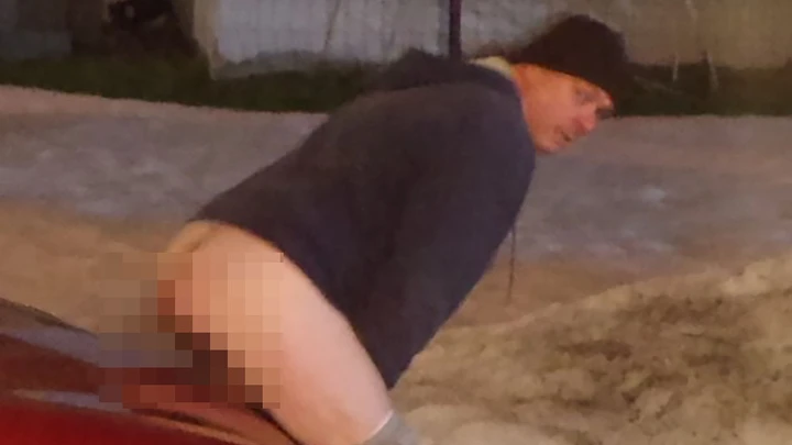 In Ohio è caccia a Mr Pupù, l'uomo che la fa sulle auto