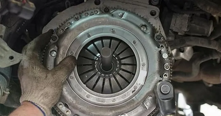 Frizione auto bruciata: come intervenire, sintomi, sostituzione e costi