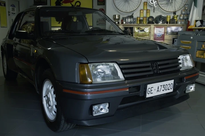 Peugeot 205 T16 Stradale 1984: immagini ufficiali