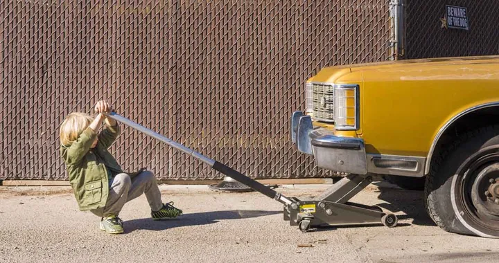 Come sostituire una ruota a terra con il crick per auto: guida pratica
