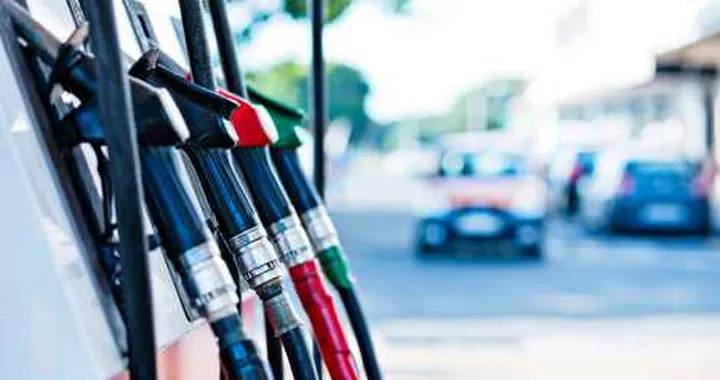 Benzina: timidi ribassi a 1,576 euro/litro