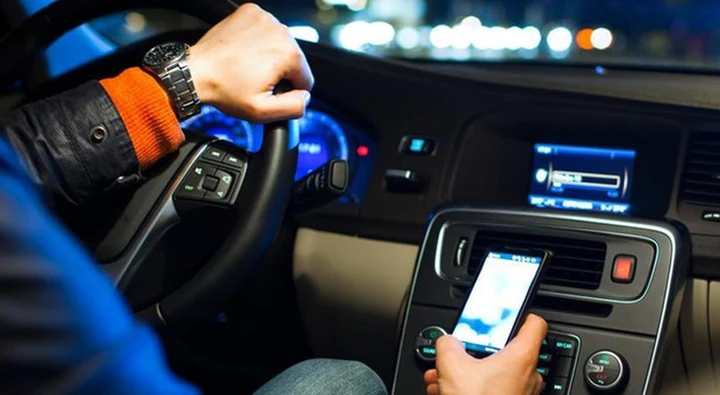 Smartphone alla guida, in arrivo sanzioni molto più severe