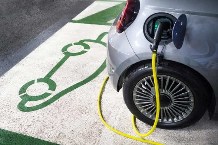 Auto elettriche: per gli italiani costano troppo