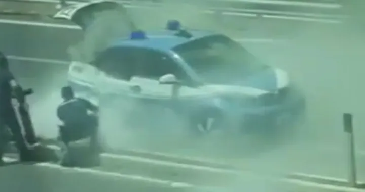 Una delle nuove BMW i3 elettriche della polizia prende fuoco