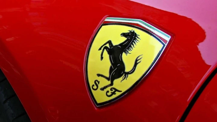 Ferrari e Lamborghini frenano sull’elettrico: debutti rinviati e strategie riviste
