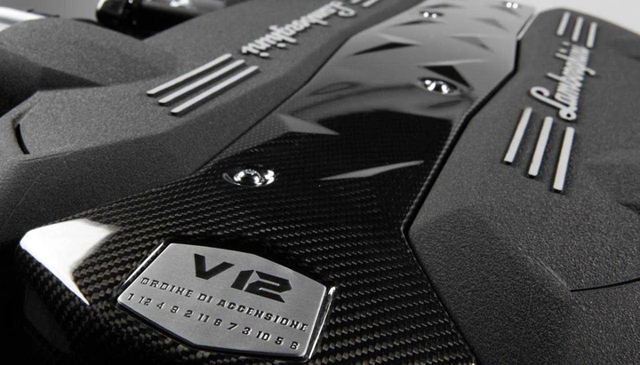 Lamborghini: tutti i dettagli e i video del nuovo V12
