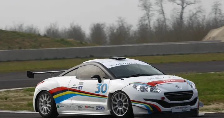 Peugeot: primi test per la RCZ-R Cup