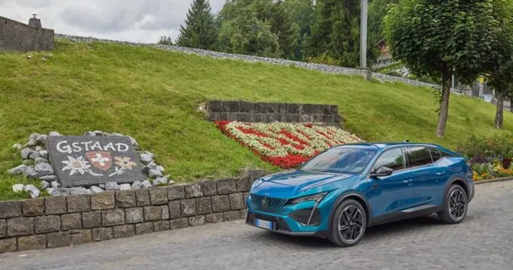 Peugeot E-408: eleganza elettrica tra le strade esclusive di Gstaad