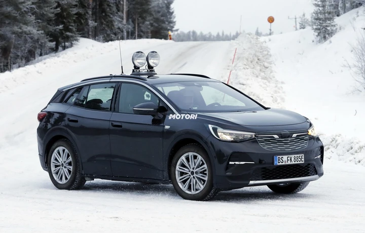 Volkswagen ID.4X, il SUV elettrico spiato durante i test su strada