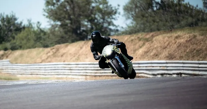 Aston Martin Amb 001: primi test in pista per la hypermoto di Gaydon