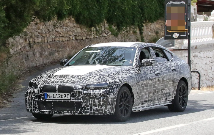 BMW i4: le foto spia