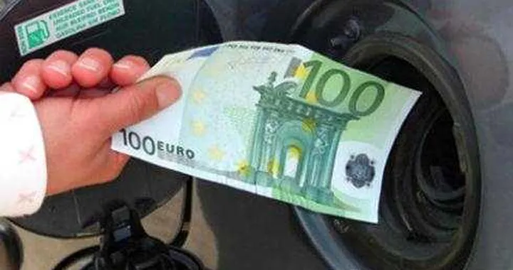 Aumento accise benzina: prezzo carburanti oltre 1,70 euro