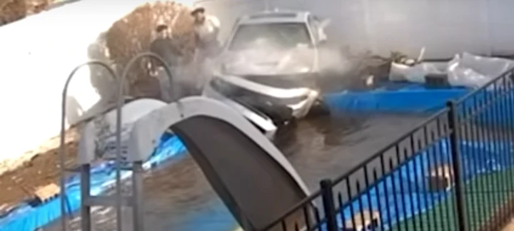 Hollywood? No, Long Island: Dodge Charger vola in aria e finisce in piscina [VIDEO]