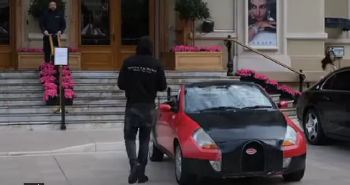 Una Ka trasformata in Bugatti parcheggiata al Casinò di Monte Carlo: la provocazione