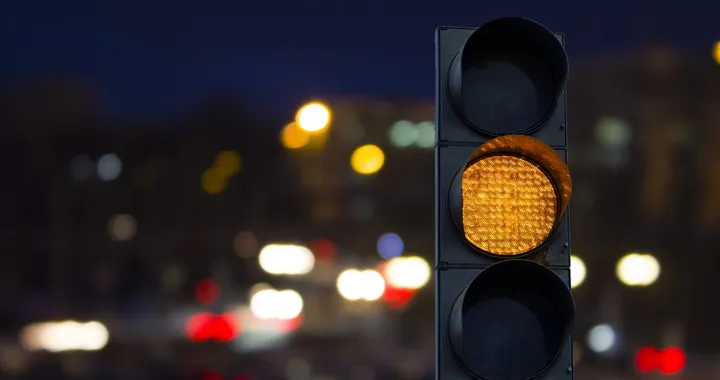 Attenzione al semaforo giallo, non accelerate: si rischiano multe salate col nuovo CdS