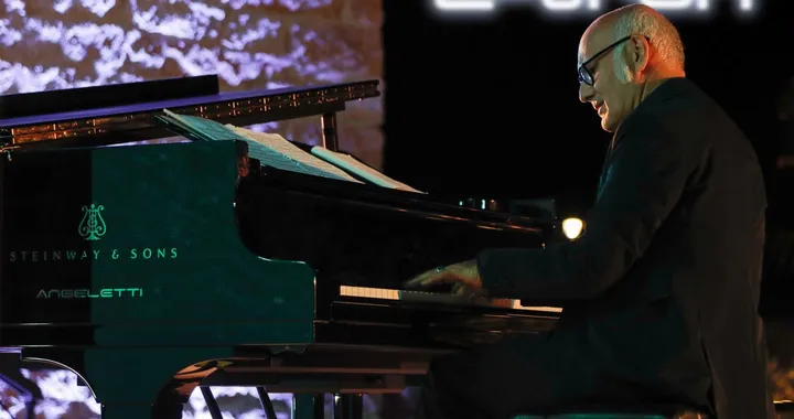 Audi: la e-tron incontra Ludovico Einaudi nel concerto gratuito del 9 aprile