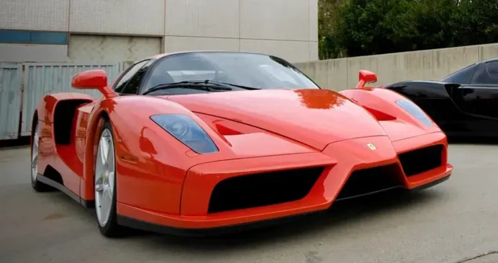 Ferrari Enzo abbandonata in aeroporto, una vicenda torbida