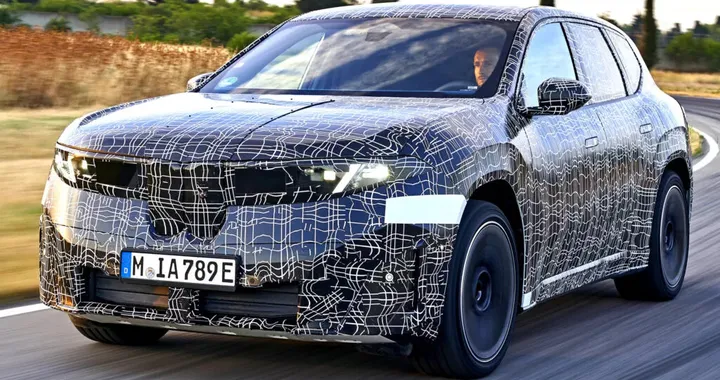 Incidente in Ungheria: prototipo BMW iX3 Neue Klasse si scontra con autobus
