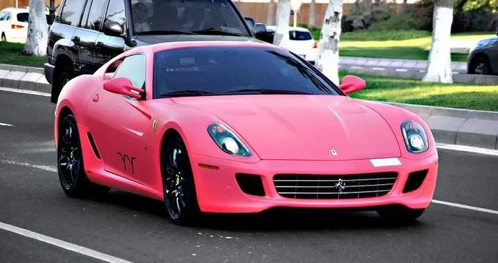 Supercar a Dubai: Ferrari e Porsche color rosa