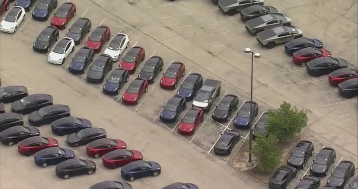 Tesla e un parcheggio abbandonato pieno di auto: cosa significa?