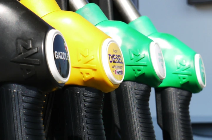 Stili di guida, manutenzione, consumi: dieci consigli per risparmiare carburante