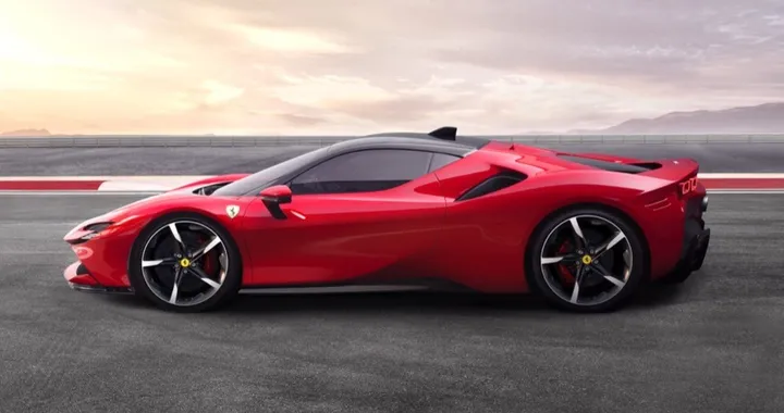 Ferrari SF90 Stradale: una serie di video mostra com'è costruita