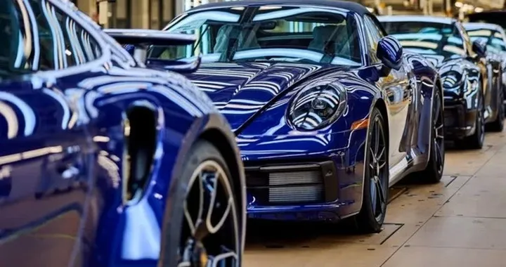Porsche in crisi: è caos totale, addio ai top manager, crollano vendite e utili