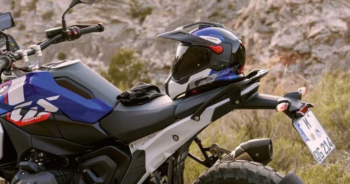 BMW Motorrad GS Rallye Carbon, il casco per avventure sicure
