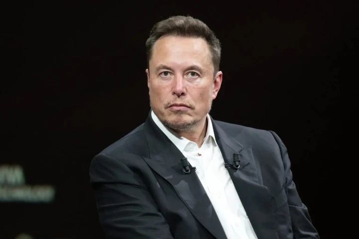 Elon Musk, non stacca mai: dorme persino in ufficio