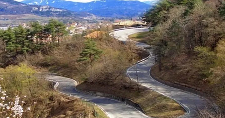 Cinque strade italiane imperdibili in auto… e non solo