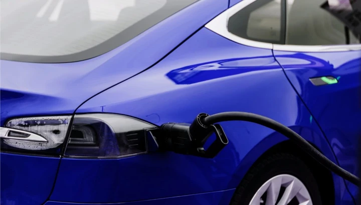 Furti di auto elettriche a Roma, come i ladri agiscono alle colonnine
