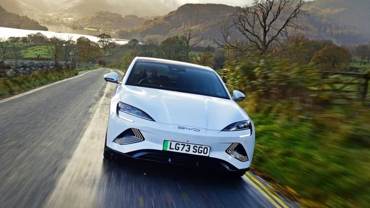 Cinesi alla riscossa, BYD domina il mercato UK superando Dacia e Honda