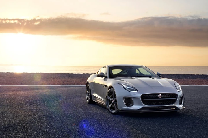Jaguar F-Type restyling: le foto ufficiali