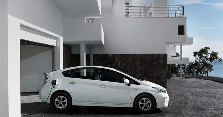 Toyota Prius Plug-in: ibrida quasi elettrica