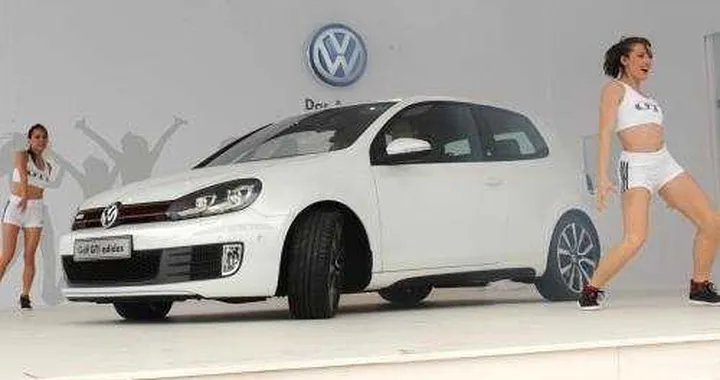 Volkswagen Golf GTI Adidas: nata sportiva