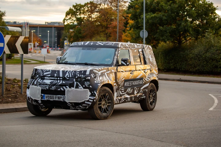 Land Rover Defender: proseguono i test su strada della nuova generazione