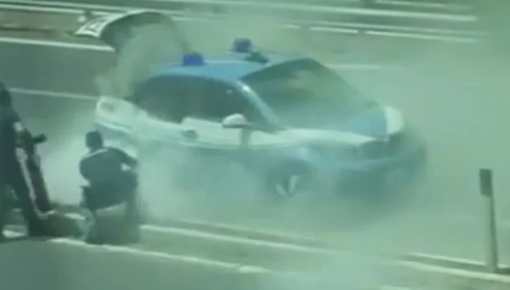 Una delle nuove BMW i3 elettriche della polizia prende fuoco