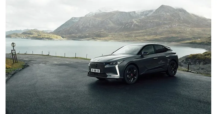 DS 4: arrivano gli allestimenti Opéra e Performance Line