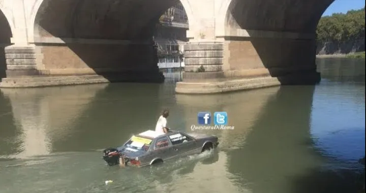 Roma, attraversa il Tevere con un'auto-barca