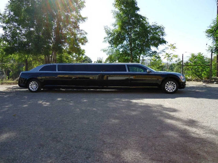 Chrysler 300C Limousine, in vendita su e-bay