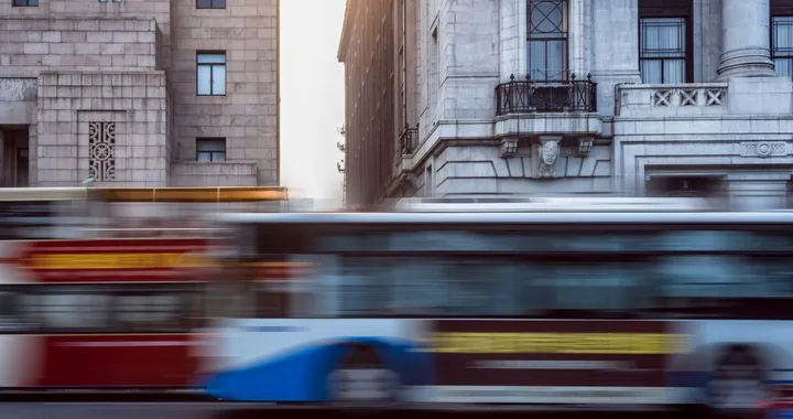 Auto elettriche, arriva la tassa sui chilometri: dal 2028 si pagherà anche quanto si guida