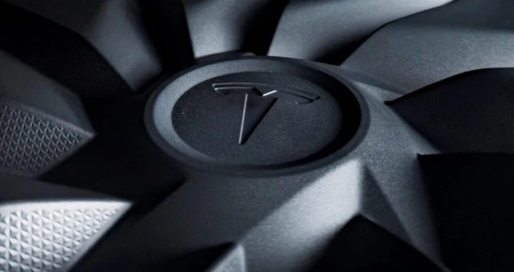Tesla anticipa il 7 ottobre: possibile Model Y Standard o nuova Roadster