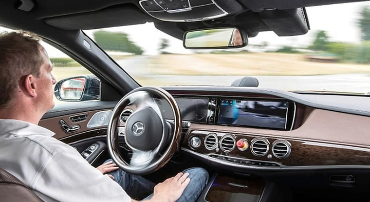 Guida autonoma: alleanza strategica fra Daimler e Uber