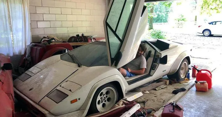 Lamborghini e Ferrari nel garage della casa ereditata dal nonno
