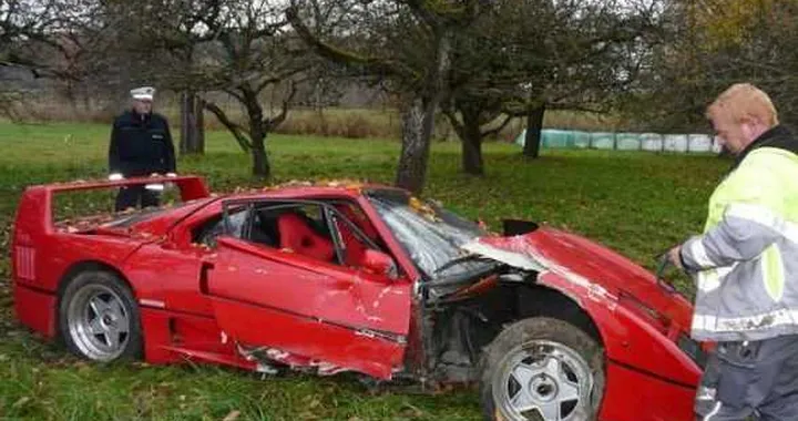 Incidente per una Ferrari F40: alla guida un 80enne